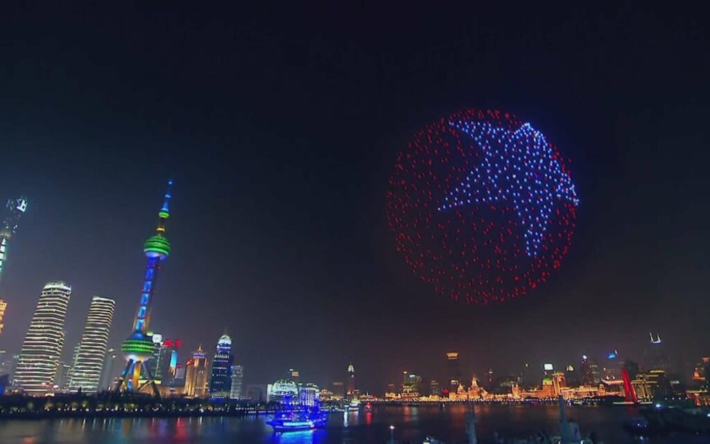 Des drones dans le ciel de Shangai remplacent les feux d'artifice. © China Global Television Network