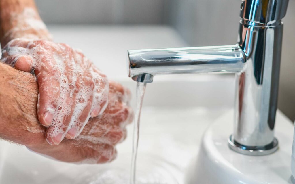 Outre le port d'un masque, le lavage des mains est essentiel pour se protéger et protéger les autres du coronavirus. © Maridav, Adobe Stock