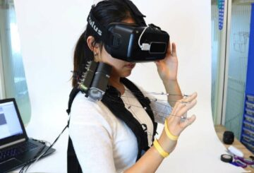 Astucieux et économe, le système de VR dédié au touché mis au point par les chercheurs de l’Université de Carnegie Mellon fait penser à l’univers des marionnettistes. © Université Carnegie Mellon