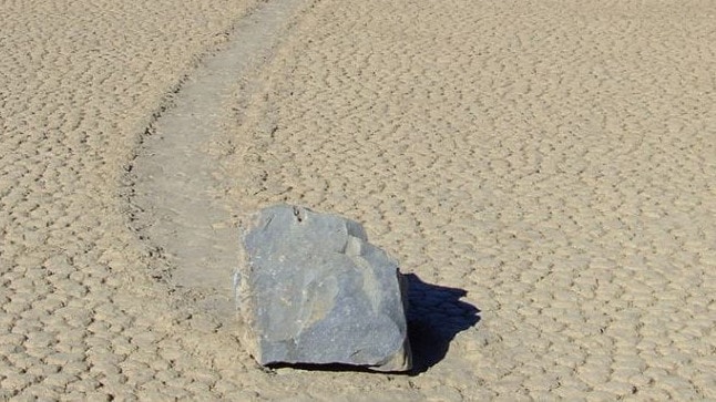 La NASA explica misteriosas "piedras de navegación" que se mueven alrededor del Valle de la Muerte "por su cuenta"