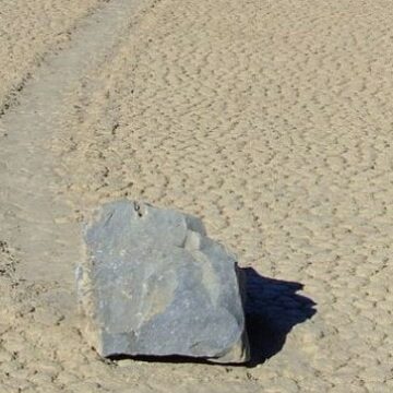 La NASA explica misteriosas "piedras de navegación" que se mueven alrededor del Valle de la Muerte "por su cuenta"