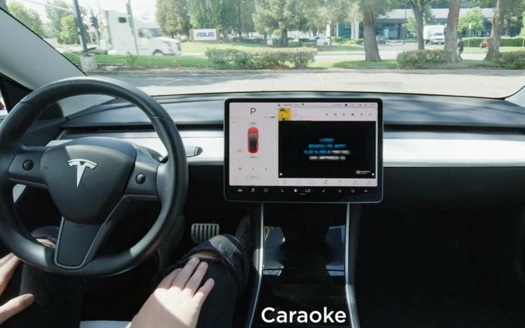 Le mode « Caraoke » est disponible avec la mise à jour logicielle V10 de l’OS Tesla. © Tesla