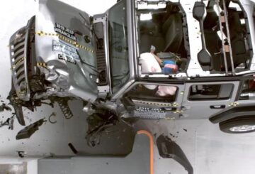 Jeep Wrangler rueda dos veces durante las pruebas de seguridad