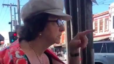 Los espectadores cerraron a una mujer durante una protesta racista en Melbourne