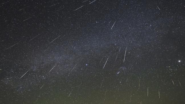 Lluvia de meteoros de Eta Aquarids y el cometa SWAN sobre Australia