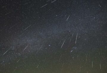 Lluvia de meteoros de Eta Aquarids y el cometa SWAN sobre Australia