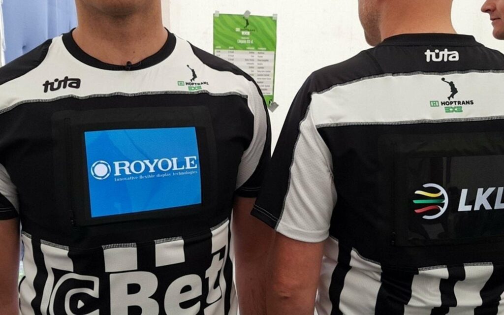 Royole et Tūta ont créé des maillots pour arbitres avec un écran flexible intégré. © Royole