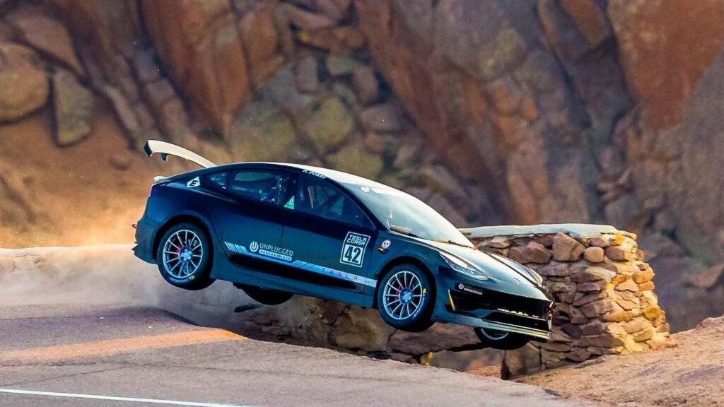 Espectacular accidente para este Tesla Model 3 en Pikes Peak