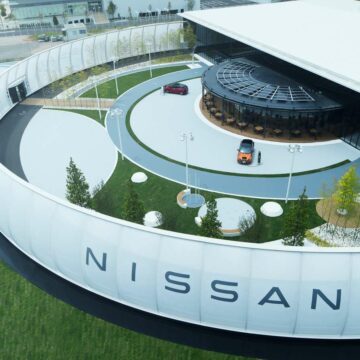 Le Nissan Pavilion à Yokohama au Japon expose diverses technologies et véhicules électriques de la marque, dont le futur SUV électrique Ariya attendu l’année prochaine. © Nissan