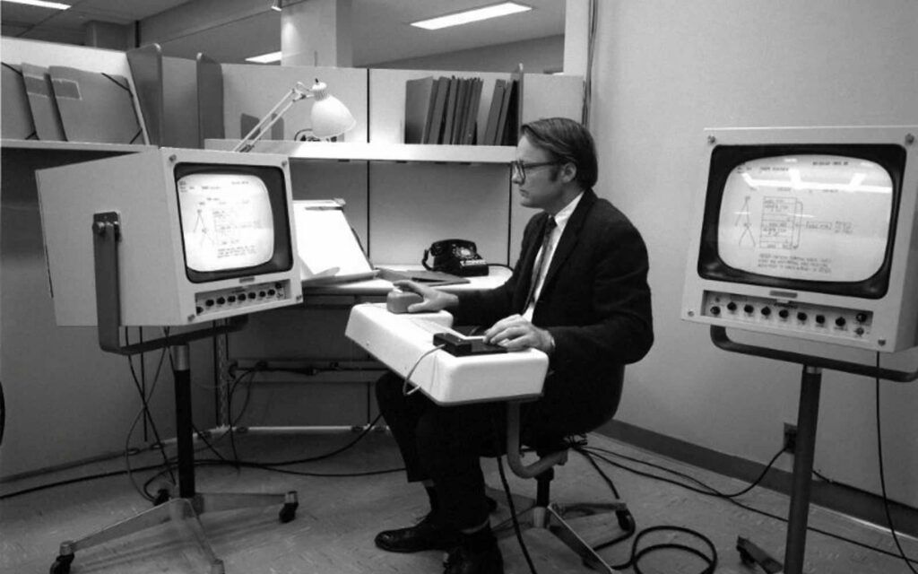 William English teste la première souris informatique. © SRI International