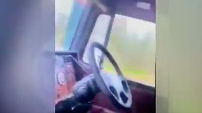 Un hombre se filma a sí mismo acelerando desde el asiento del pasajero sin nadie en el asiento del conductor