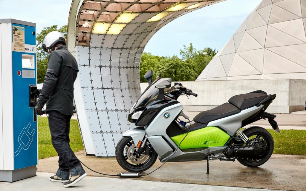 Le scooter électrique BMW C Evolution pourrait servir de base à un nouveau modèle à toit amovible. © BMW