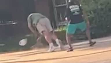 Impactante video del hombre atacado con un ladrillo en EE. UU.