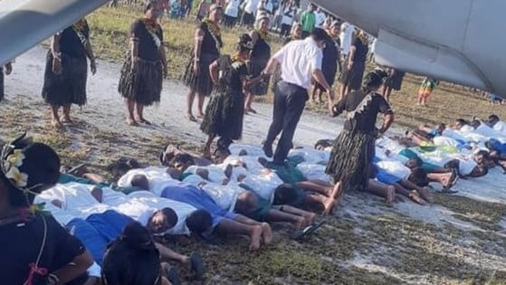 Imagen del embajador chino caminando sobre las espaldas de los habitantes de Kiribati genera controversia