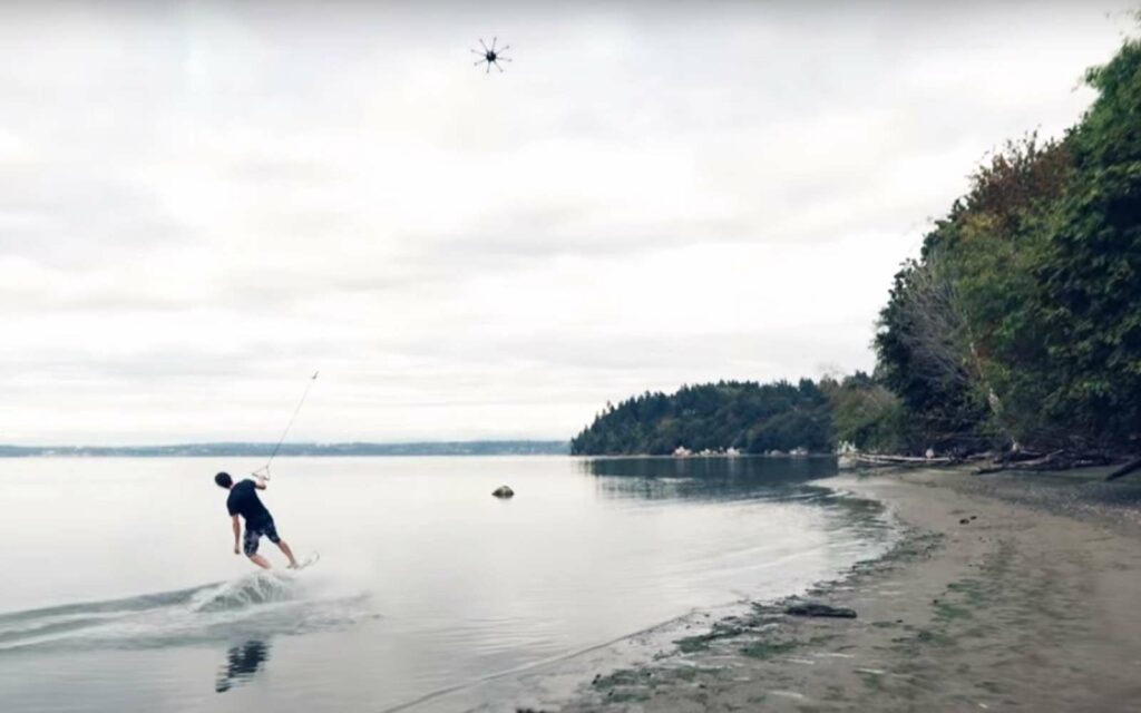 Le concept d'un drone tractant un adepte de sport de glisse n'est pas nouveau. Voici l'exemple de Freefly avec un rider tiré par un énorme drone. © Freefly Sys/YouTube