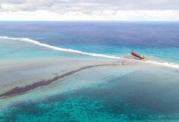 Petrolero japonés arroja 1000 toneladas en playas