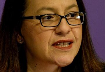 La ministra de Salud, Jenny Mikakos, dice estar "profundamente arrepentida"