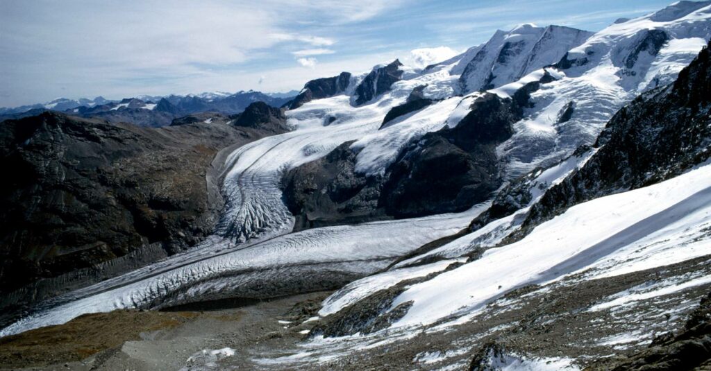 Este glaciar se está derritiendo rápidamente. ¿Pueden salvarlo las ráfagas de nieve artificial?