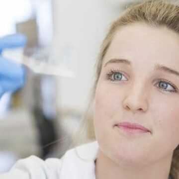 Ciara Duffy, científica de Perth, descubre que el veneno de abeja mata las células cancerosas