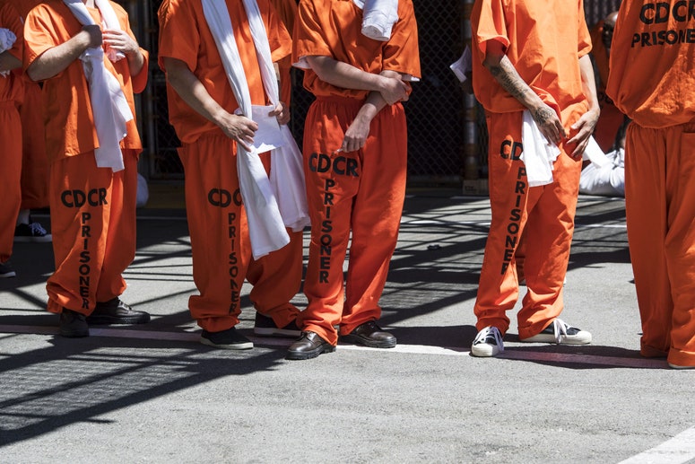 personas encarceladas de pie en una fila en San Quentin
