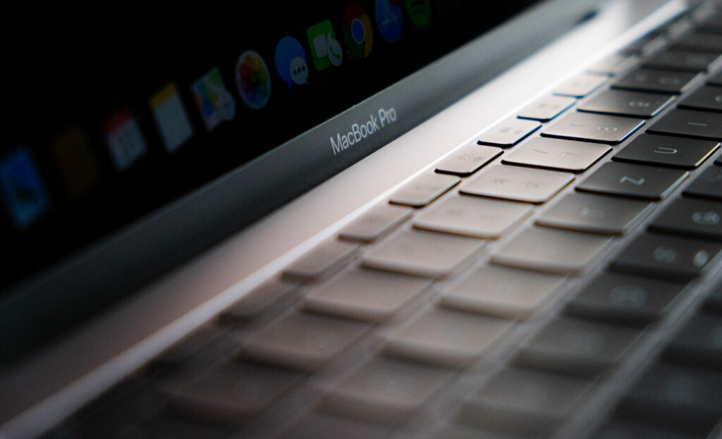 Apple: ¿nuevo MacBook Pro sin Touch Bar y regreso de MagSafe?