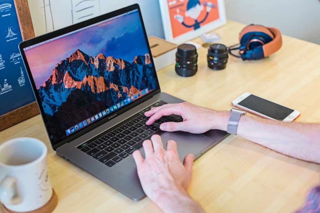 Apple imagina MacBooks capaces de cargar un iPhone de forma inalámbrica