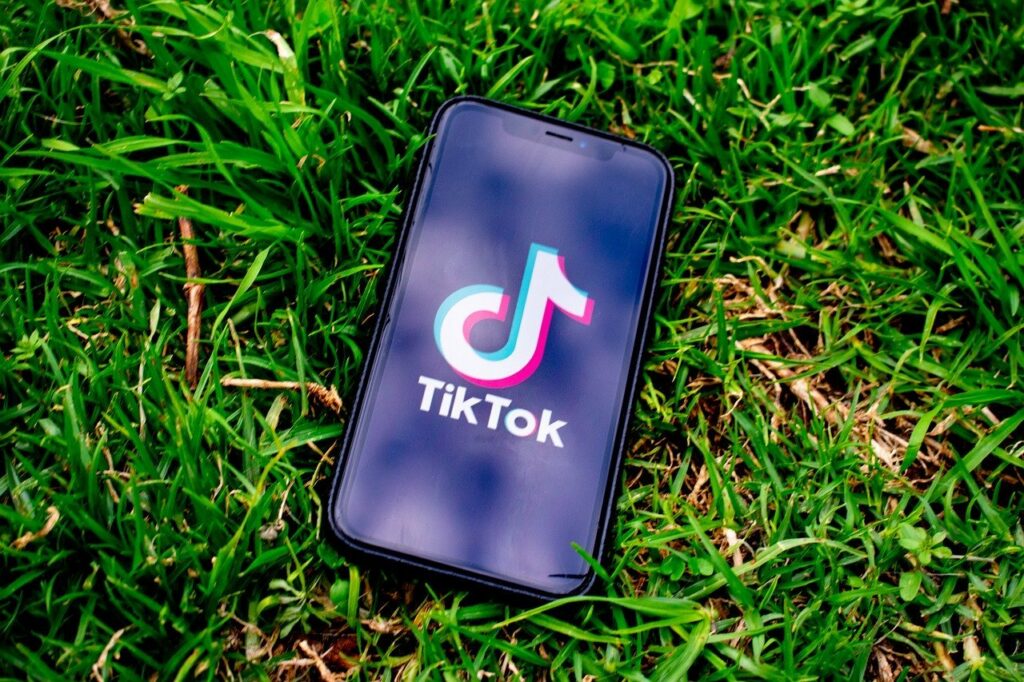TikTok actualiza la política contra el acoso en línea