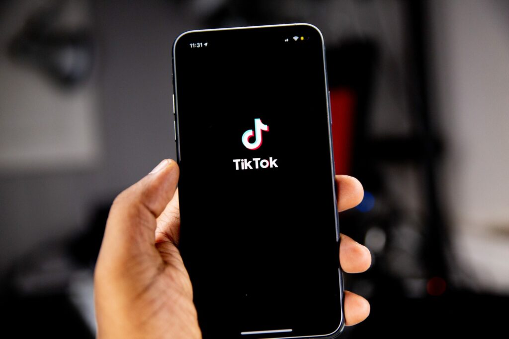 TikTok prueba formato de 3 minutos, con YouTube en el visor