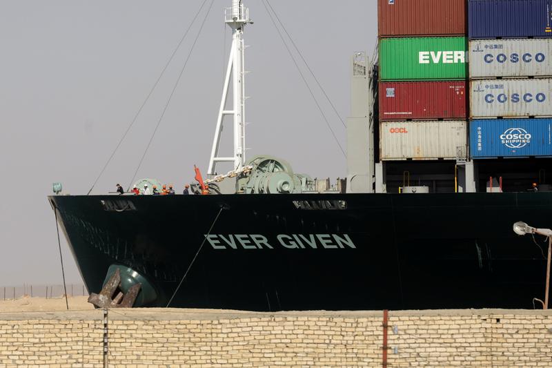 El tráfico en el Canal de Suez se reanuda después de que un barco varado reflotó
