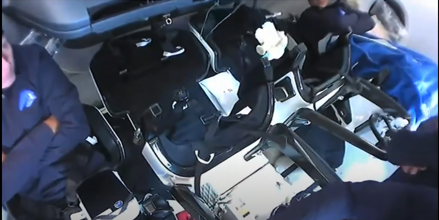 SpaceX: los astronautas llevaron a Baby Yoda a su viaje