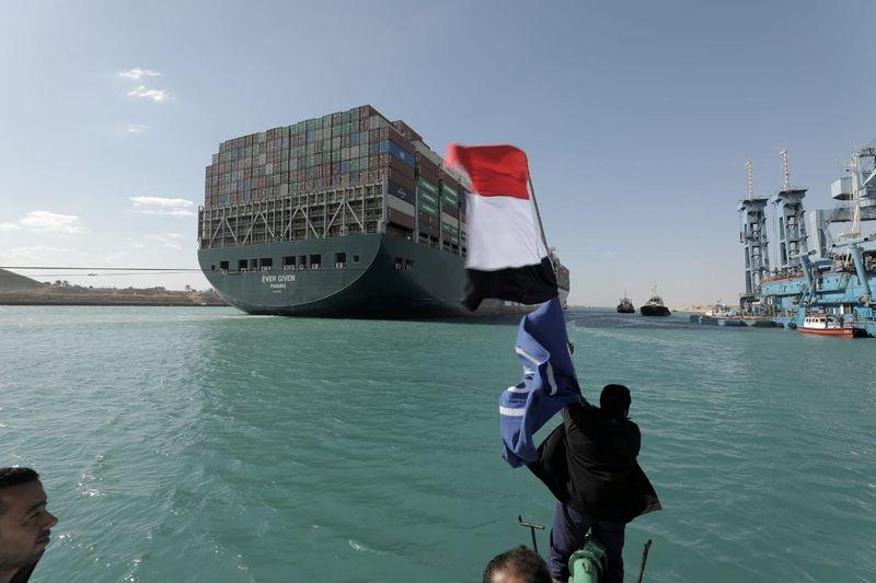 Comienza la investigación sobre cómo el barco se atascó en el Canal de Suez