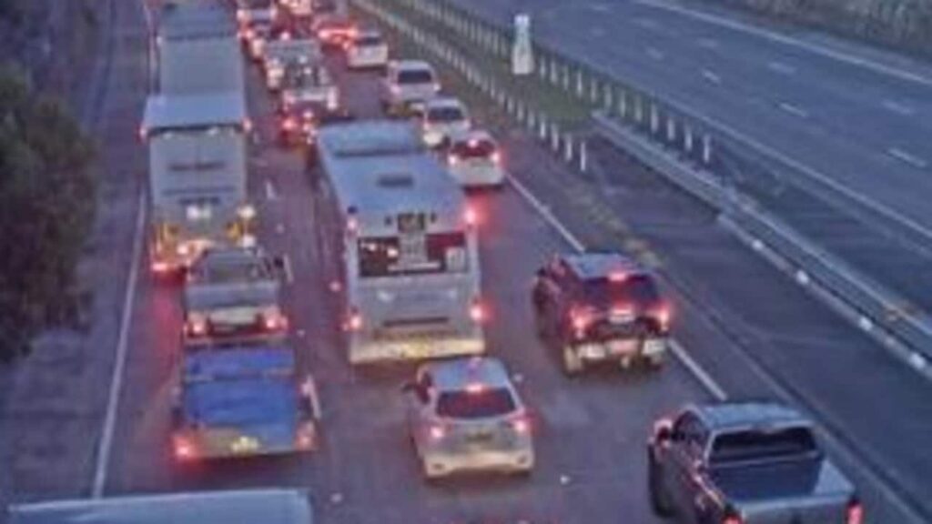 El tráfico de la M1 aumentó 9 km después del accidente en Wahroonga, Asquith