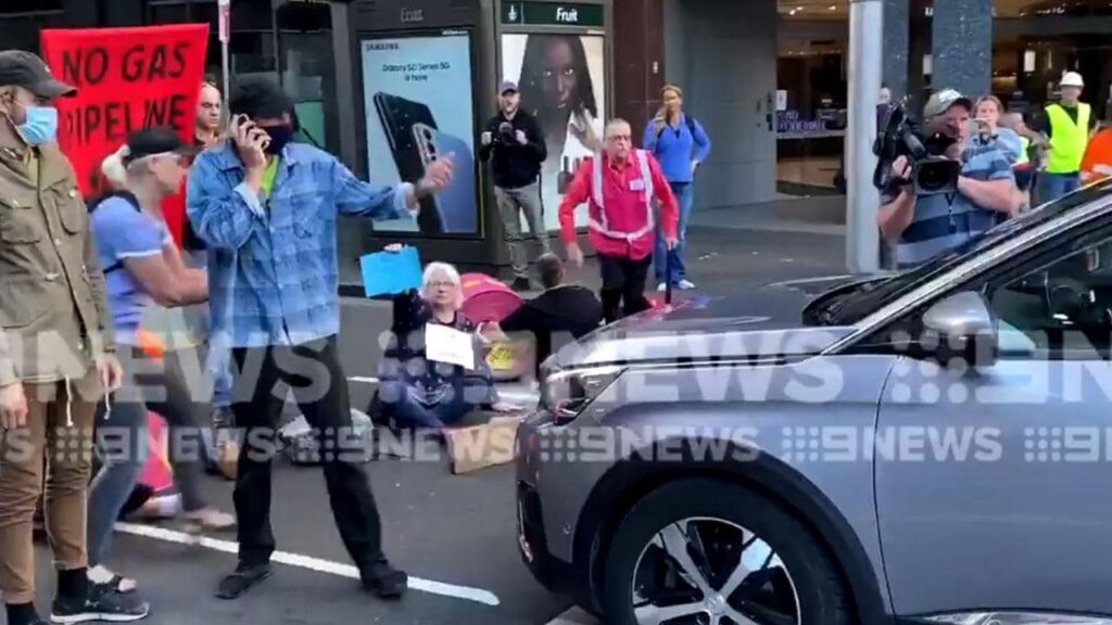 Manifestantes de Extinction Rebellion en Sydney lidian con conductor furioso