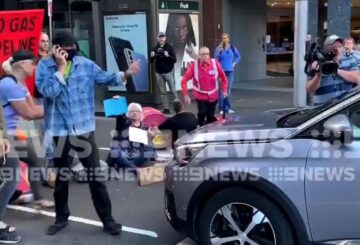 Manifestantes de Extinction Rebellion en Sydney lidian con conductor furioso