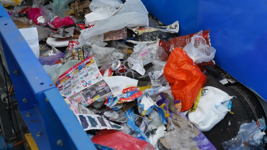Los residentes de Mornington Peninsula enfrentan una multa de hasta $ 660 por reciclaje incorrecto