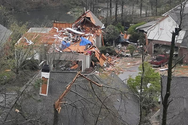Al menos 5 muertos cuando tornados azotan Alabama y destruyen hogares
