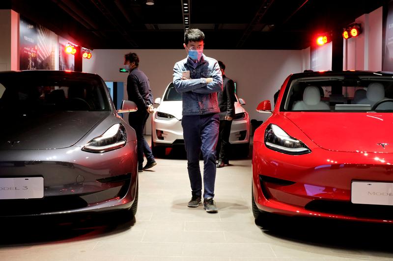 Autos Tesla prohibidos en los complejos militares de China por preocupaciones de seguridad: fuentes