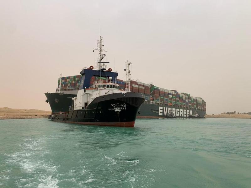 Barco en convoy bloqueado en Canal de Suez en movimiento, dicen fuente y testigo