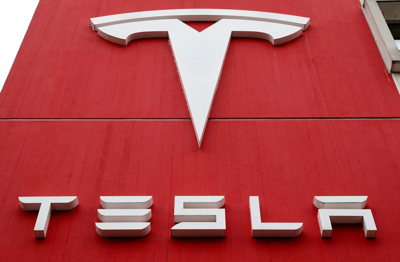 China prohíbe autos Tesla en complejos militares por preocupaciones sobre cámaras: Bloomberg News