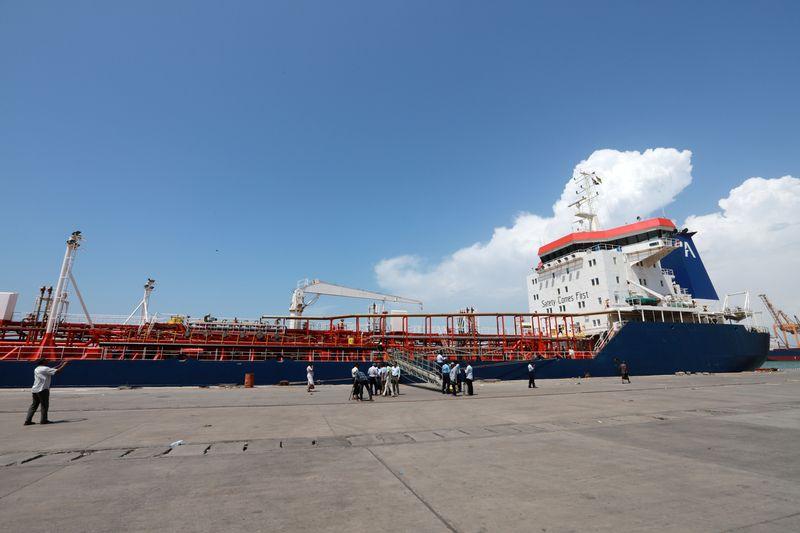 Coalición liderada por Arabia Saudita autoriza cuatro barcos de combustible para atracar en el puerto de Hodeidah en Yemen: fuentes