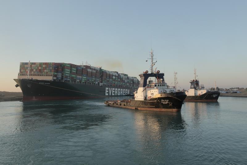 El barco vuelve a cruzar el Canal de Suez antes del próximo intento de tirón, dicen un testigo y una fuente