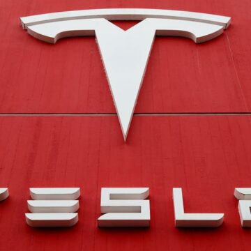 El ejército chino prohíbe los autos Tesla en sus complejos por preocupaciones de la cámara: Bloomberg News