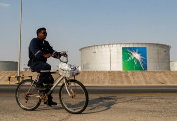 El gigante petrolero saudí Aramco reducirá el gasto después de la caída de las ganancias en 2020