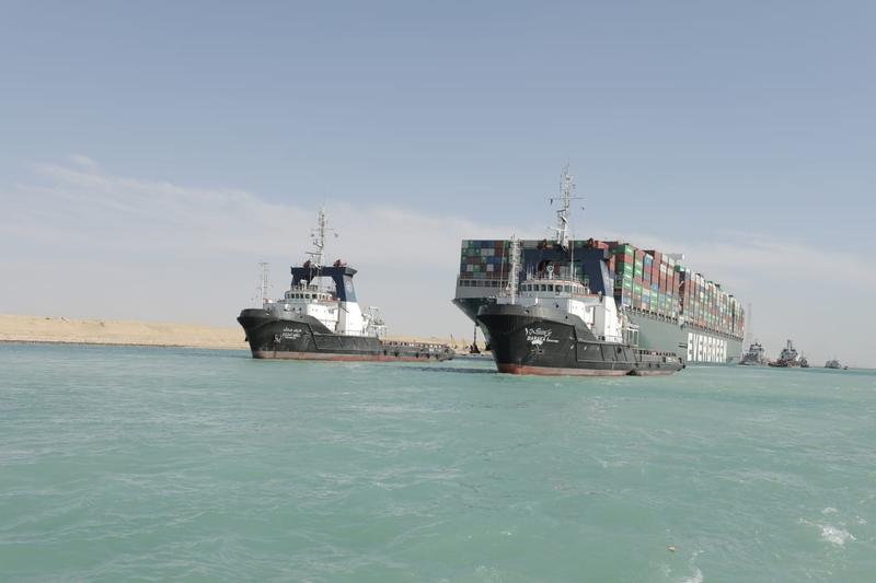 El propietario japonés de un buque portacontenedores atrapado en el Canal de Suez dice que no recibió reclamaciones de indemnización