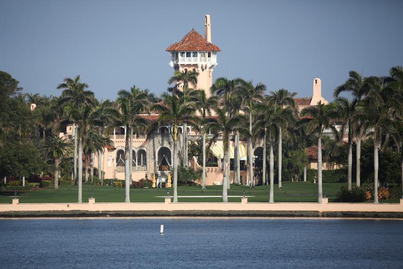 El resort de Trump en Florida está parcialmente cerrado, los trabajadores están en cuarentena después del brote de coronavirus: fuentes