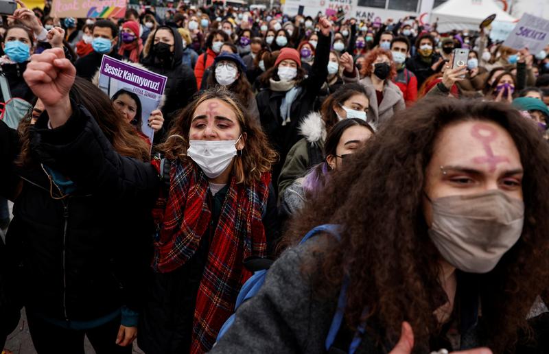 Estados Unidos y Europa presionan a Turquía para que reconsidere deshacerse del pacto de violencia contra las mujeres