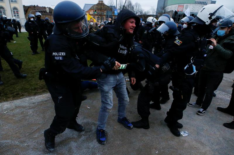 La policía usa cañones de agua mientras la protesta por el cierre alemán se vuelve violenta