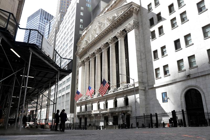 Las acciones financieras y energéticas llevan a Wall Street al alza por esperanzas de recuperación