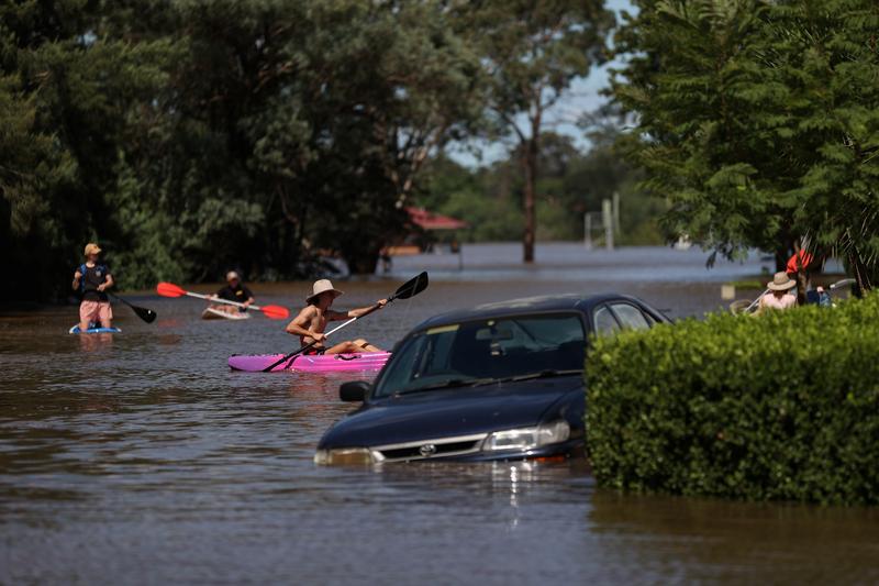 Las inundaciones en Australia matan a dos, más evacuaciones cuando comienza la limpieza
