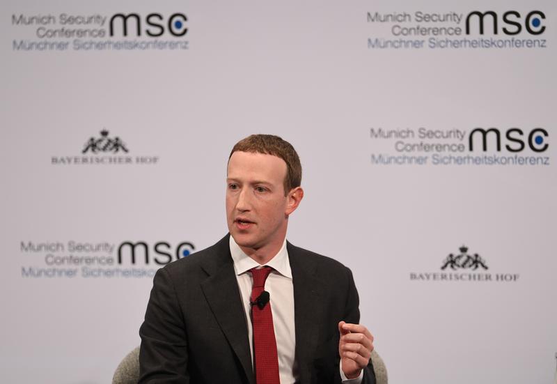 Los directores ejecutivos de Facebook y Google sugieren formas de reformar una ley clave de Internet